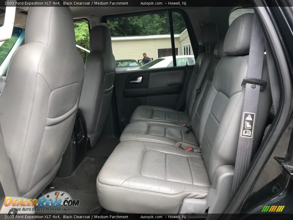2003 Ford Expedition XLT 4x4 Black Clearcoat / Medium Parchment Photo #19