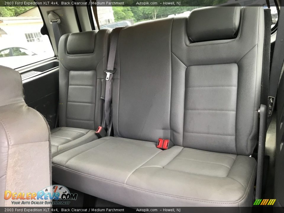 2003 Ford Expedition XLT 4x4 Black Clearcoat / Medium Parchment Photo #20