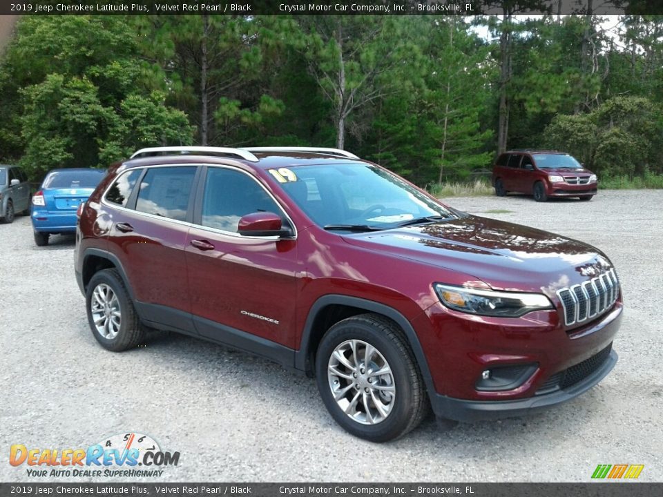 Front 3/4 View of 2019 Jeep Cherokee Latitude Plus Photo #7