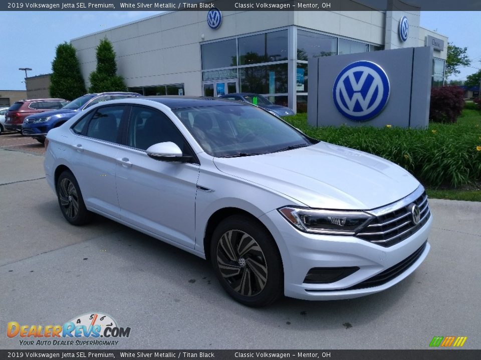 Front 3/4 View of 2019 Volkswagen Jetta SEL Premium Photo #2