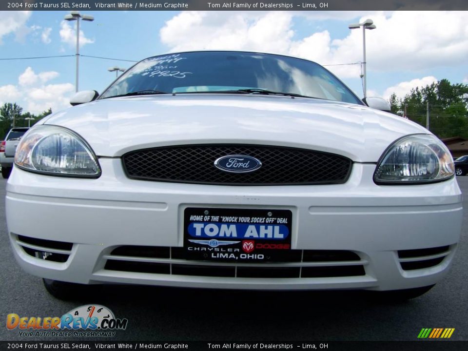 2004 Ford Taurus SEL Sedan Vibrant White / Medium Graphite Photo #3