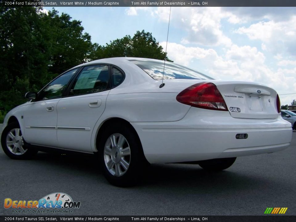 2004 Ford Taurus SEL Sedan Vibrant White / Medium Graphite Photo #4
