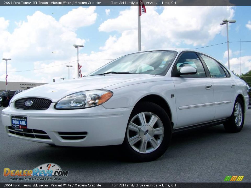 2004 Ford Taurus SEL Sedan Vibrant White / Medium Graphite Photo #5