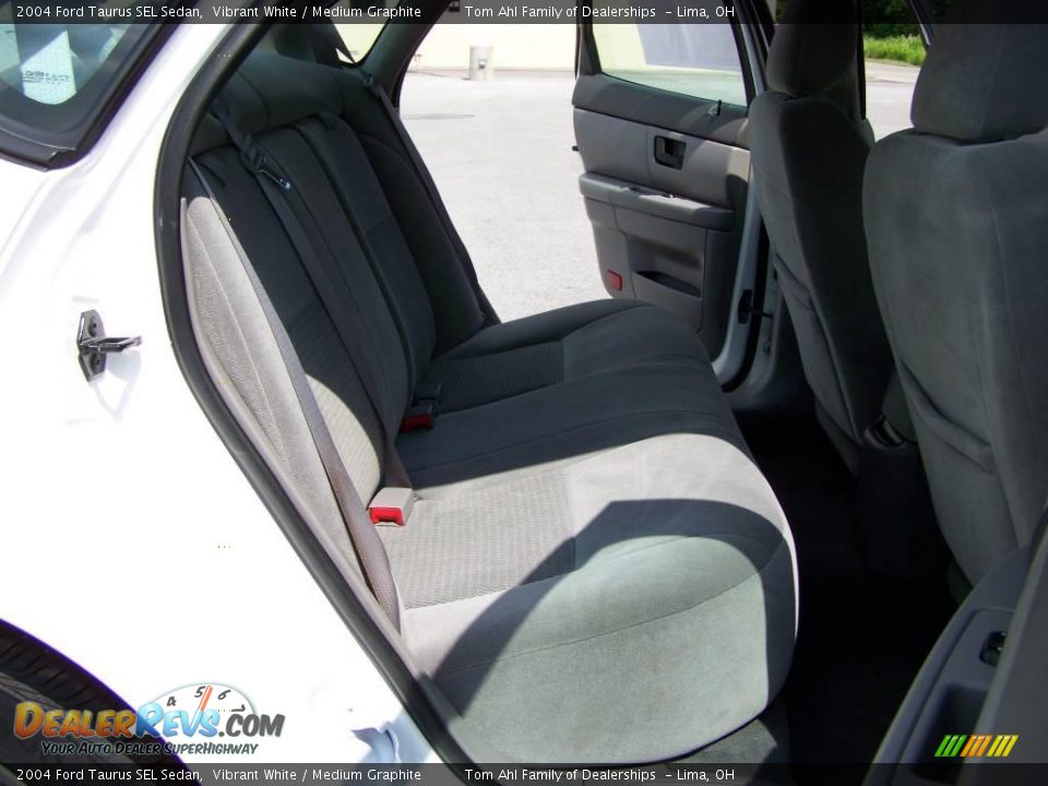 2004 Ford Taurus SEL Sedan Vibrant White / Medium Graphite Photo #11