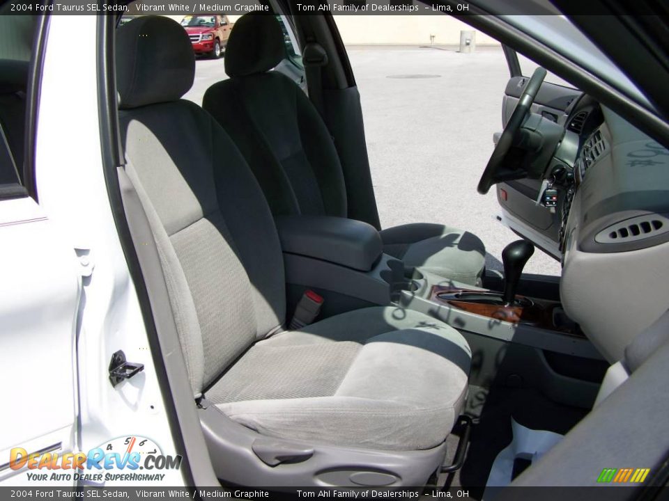 2004 Ford Taurus SEL Sedan Vibrant White / Medium Graphite Photo #12