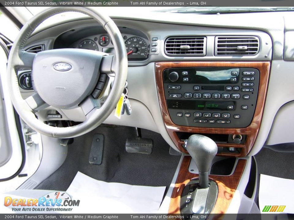 2004 Ford Taurus SEL Sedan Vibrant White / Medium Graphite Photo #13