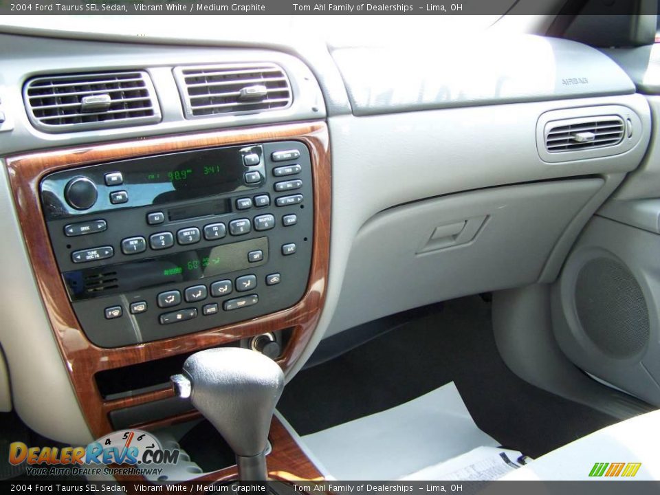 2004 Ford Taurus SEL Sedan Vibrant White / Medium Graphite Photo #17