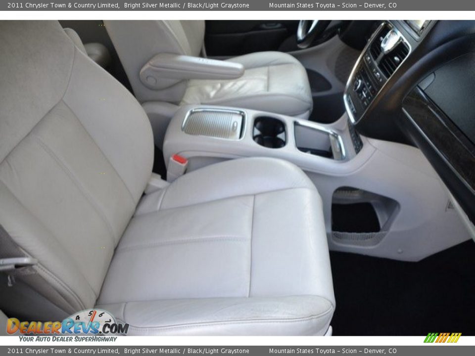 2011 Chrysler Town & Country Limited Bright Silver Metallic / Black/Light Graystone Photo #17