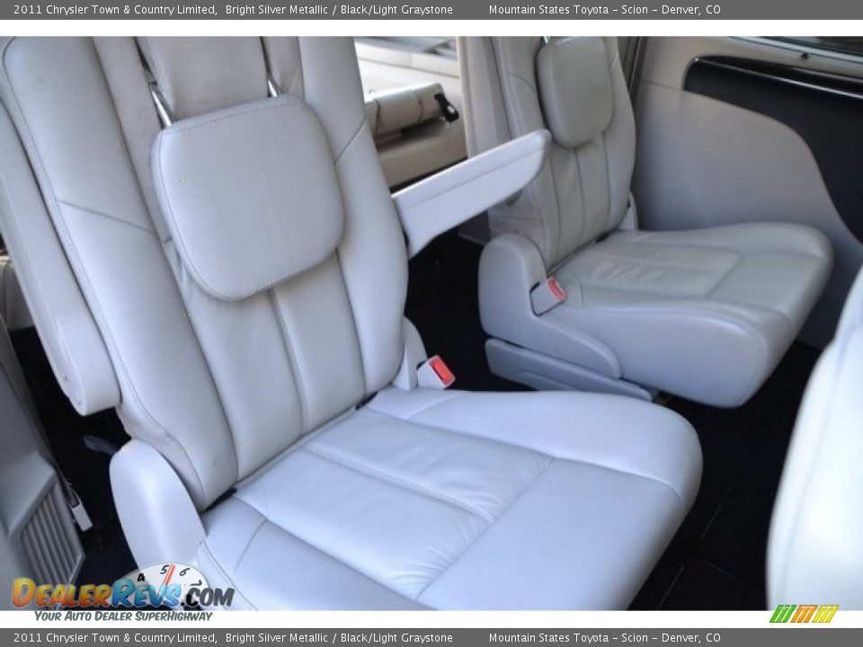 2011 Chrysler Town & Country Limited Bright Silver Metallic / Black/Light Graystone Photo #24