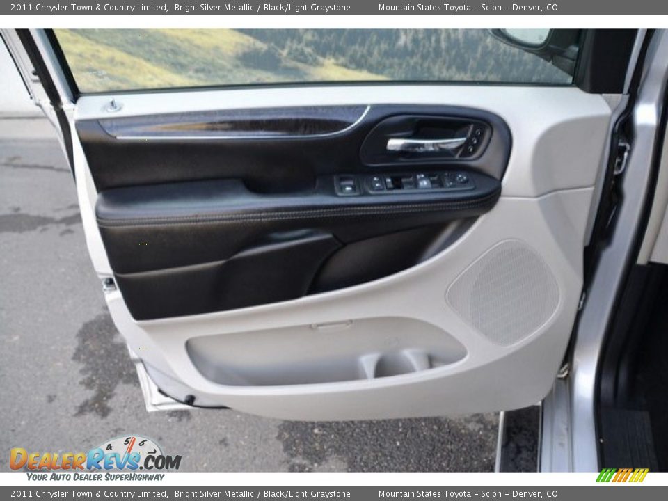 2011 Chrysler Town & Country Limited Bright Silver Metallic / Black/Light Graystone Photo #26