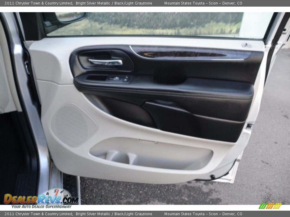 2011 Chrysler Town & Country Limited Bright Silver Metallic / Black/Light Graystone Photo #27