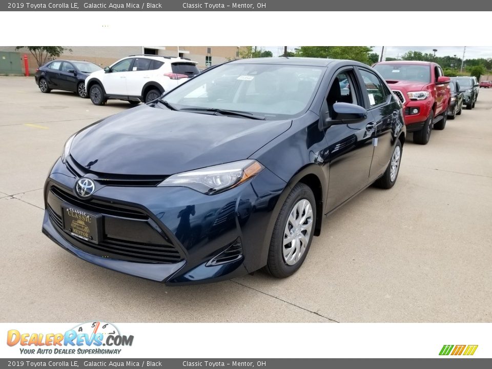 Front 3/4 View of 2019 Toyota Corolla LE Photo #1