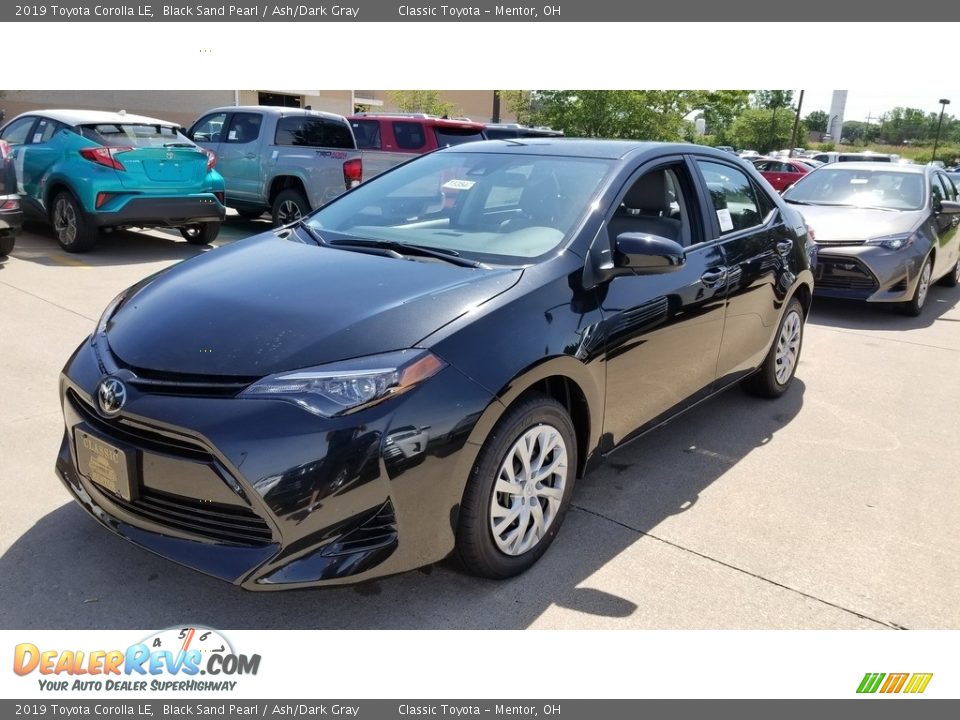 Front 3/4 View of 2019 Toyota Corolla LE Photo #1