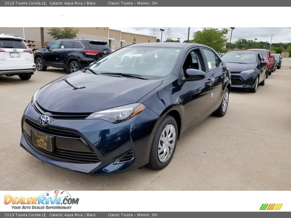 Front 3/4 View of 2019 Toyota Corolla LE Photo #1