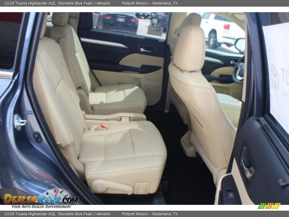 2018 Toyota Highlander XLE Shoreline Blue Pearl / Almond Photo #32