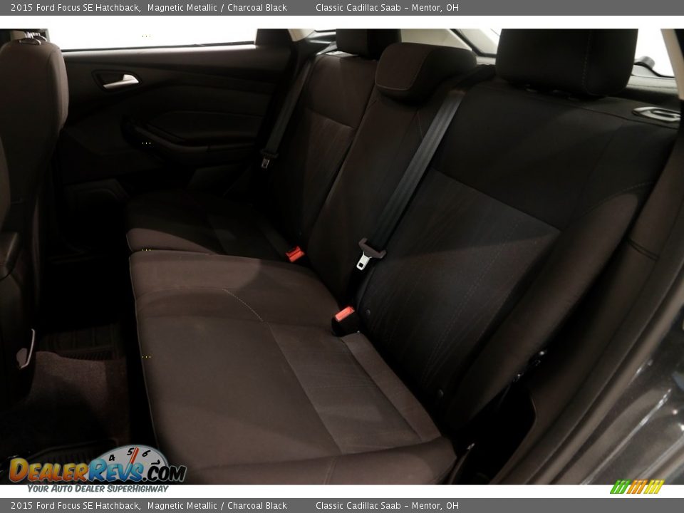 2015 Ford Focus SE Hatchback Magnetic Metallic / Charcoal Black Photo #16