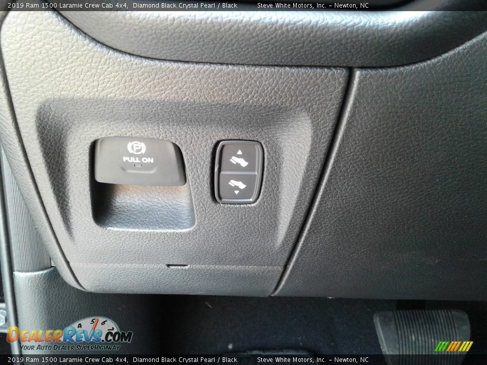 2019 Ram 1500 Laramie Crew Cab 4x4 Diamond Black Crystal Pearl / Black Photo #17