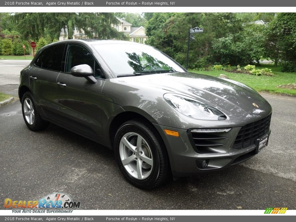 Front 3/4 View of 2018 Porsche Macan  Photo #8