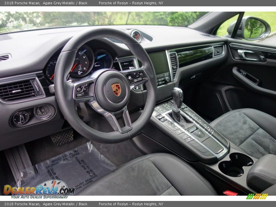 Black Interior - 2018 Porsche Macan  Photo #10
