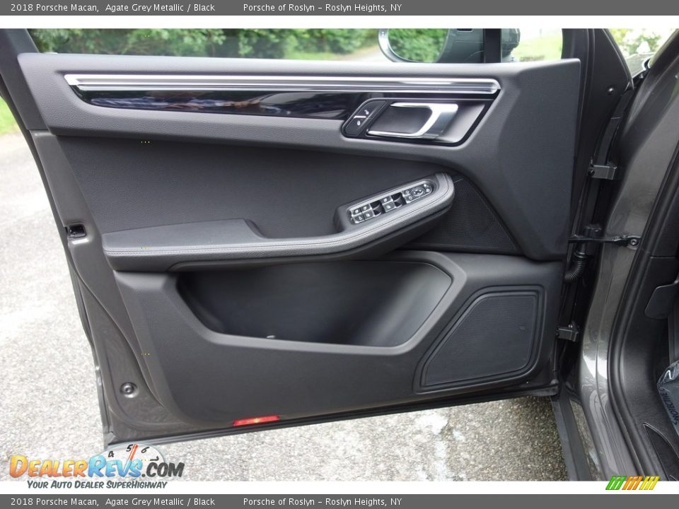 Door Panel of 2018 Porsche Macan  Photo #11