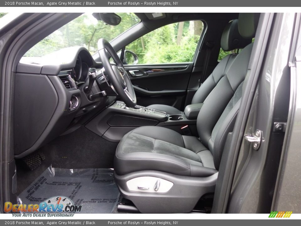 Front Seat of 2018 Porsche Macan  Photo #12