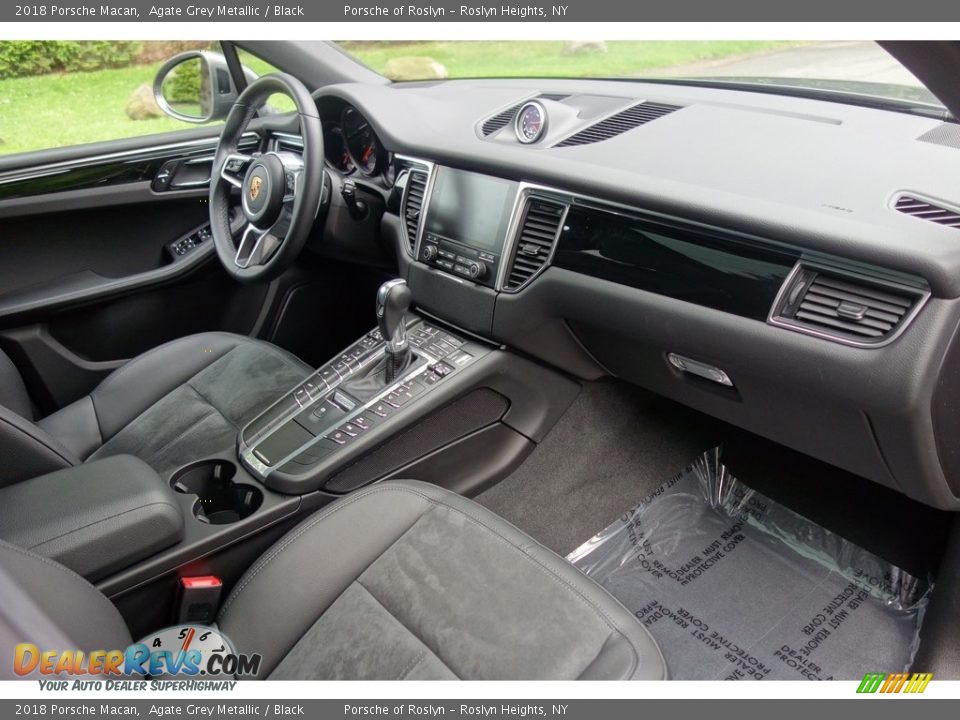 Dashboard of 2018 Porsche Macan  Photo #16