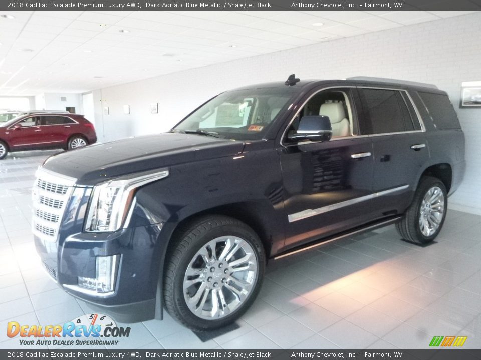Front 3/4 View of 2018 Cadillac Escalade Premium Luxury 4WD Photo #7