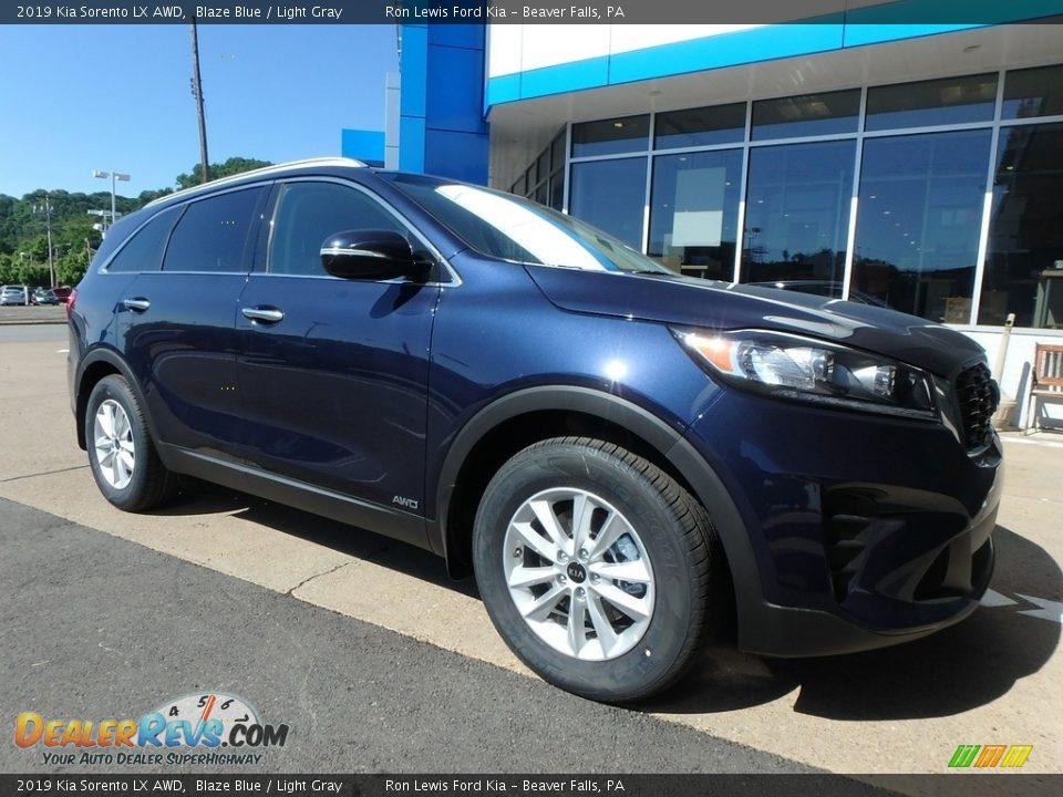 Front 3/4 View of 2019 Kia Sorento LX AWD Photo #10