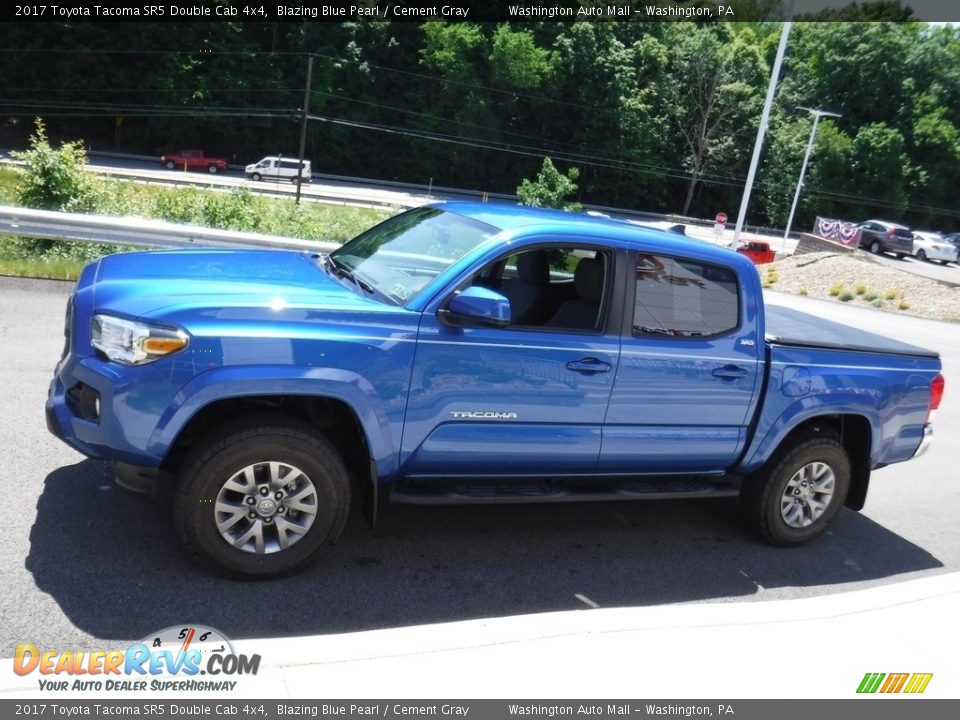 2017 Toyota Tacoma SR5 Double Cab 4x4 Blazing Blue Pearl / Cement Gray Photo #7