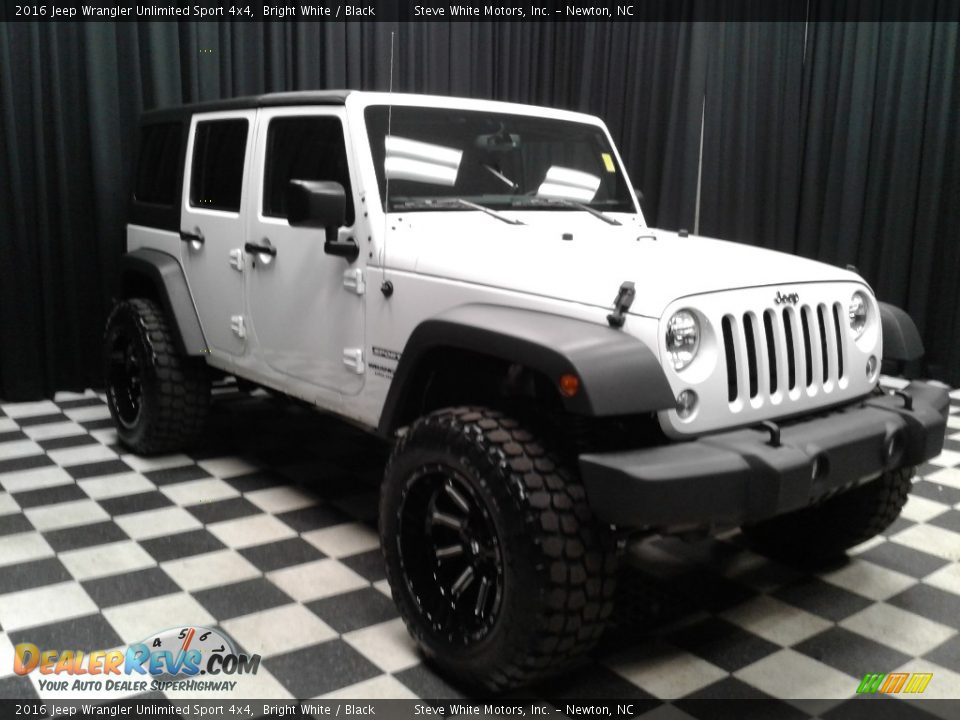2016 Jeep Wrangler Unlimited Sport 4x4 Bright White / Black Photo #4