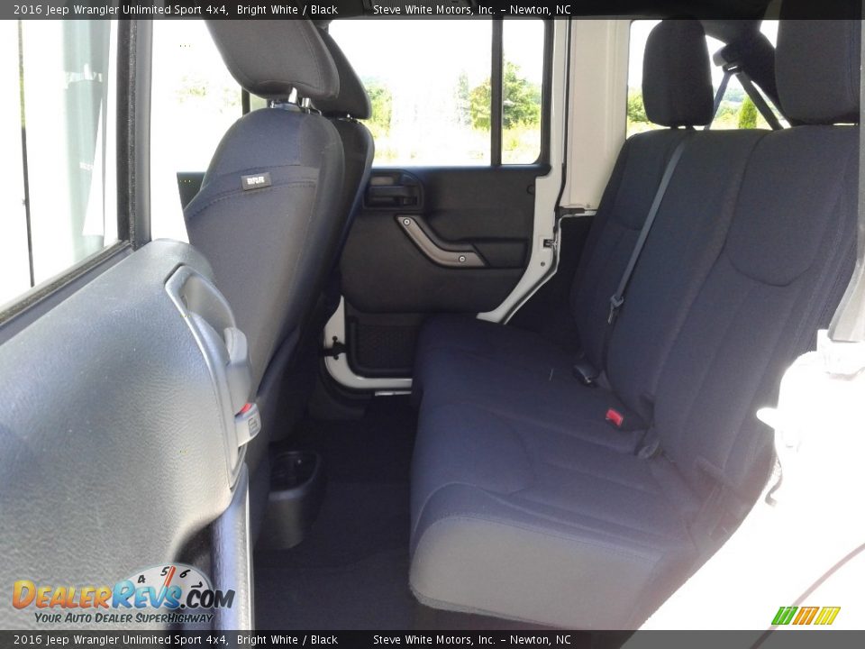 2016 Jeep Wrangler Unlimited Sport 4x4 Bright White / Black Photo #12