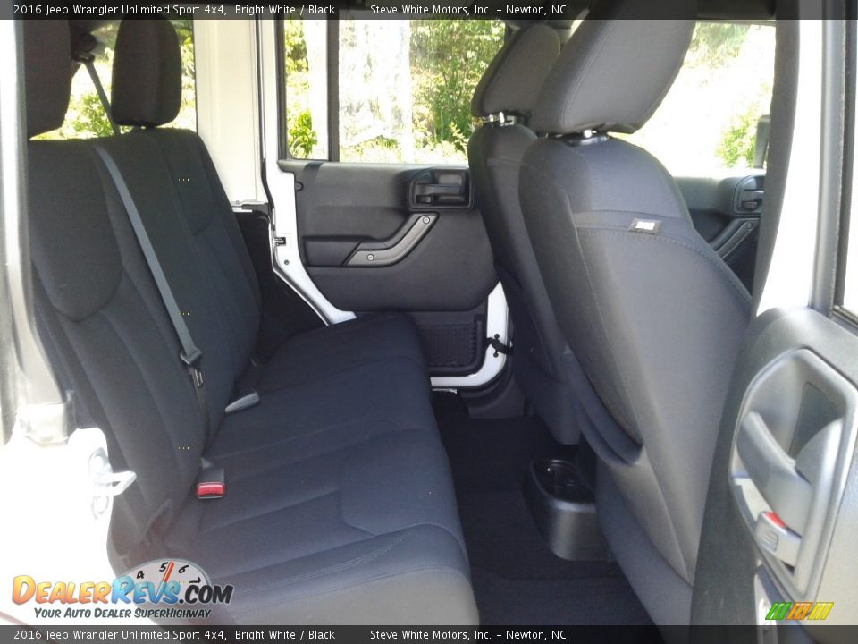 2016 Jeep Wrangler Unlimited Sport 4x4 Bright White / Black Photo #14