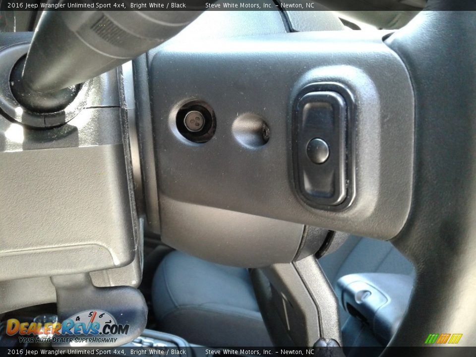 2016 Jeep Wrangler Unlimited Sport 4x4 Bright White / Black Photo #16