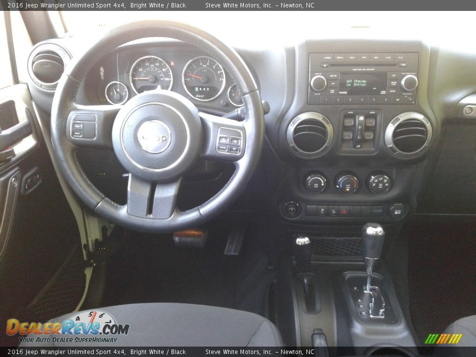 2016 Jeep Wrangler Unlimited Sport 4x4 Bright White / Black Photo #26