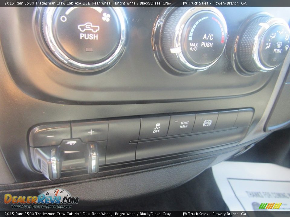 2015 Ram 3500 Tradesman Crew Cab 4x4 Dual Rear Wheel Bright White / Black/Diesel Gray Photo #24