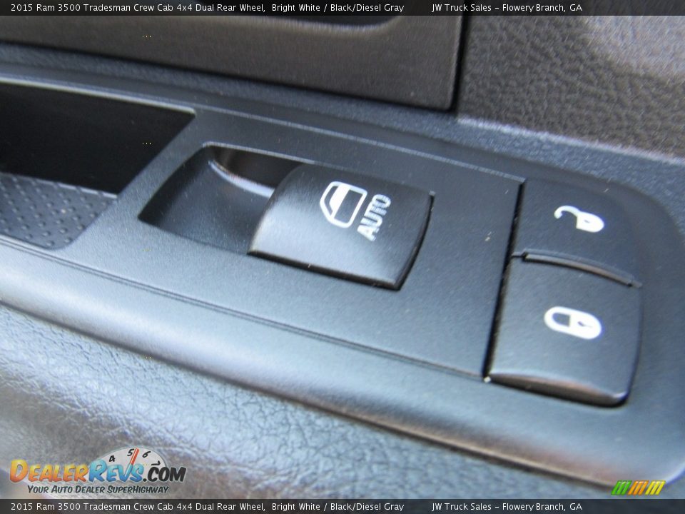 2015 Ram 3500 Tradesman Crew Cab 4x4 Dual Rear Wheel Bright White / Black/Diesel Gray Photo #26