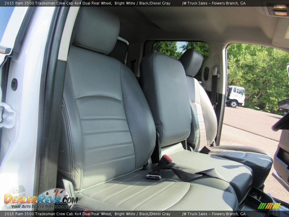 2015 Ram 3500 Tradesman Crew Cab 4x4 Dual Rear Wheel Bright White / Black/Diesel Gray Photo #27