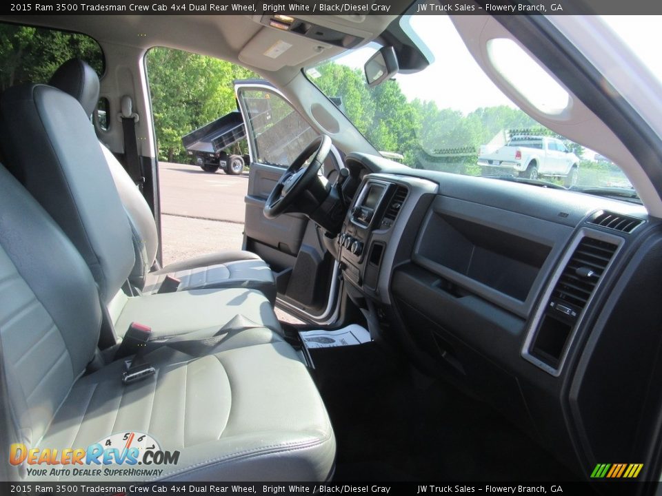 2015 Ram 3500 Tradesman Crew Cab 4x4 Dual Rear Wheel Bright White / Black/Diesel Gray Photo #28