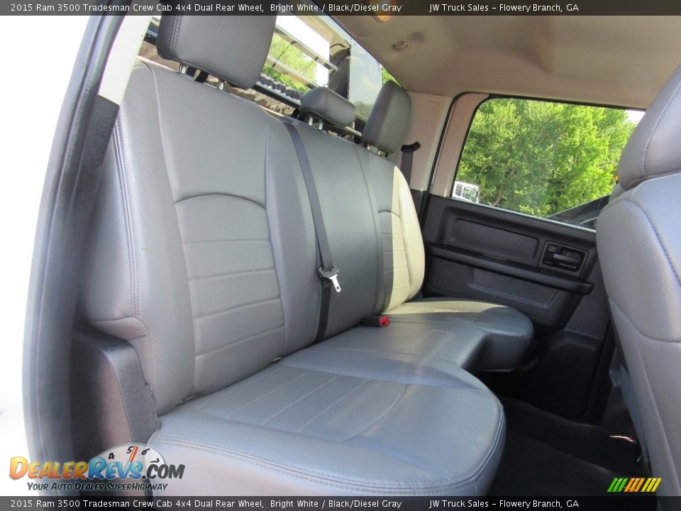 2015 Ram 3500 Tradesman Crew Cab 4x4 Dual Rear Wheel Bright White / Black/Diesel Gray Photo #33