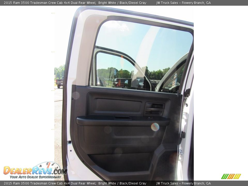 2015 Ram 3500 Tradesman Crew Cab 4x4 Dual Rear Wheel Bright White / Black/Diesel Gray Photo #35
