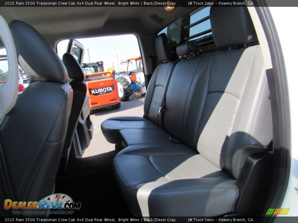 2015 Ram 3500 Tradesman Crew Cab 4x4 Dual Rear Wheel Bright White / Black/Diesel Gray Photo #36