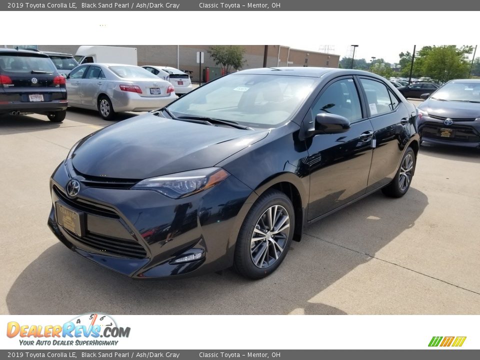 Front 3/4 View of 2019 Toyota Corolla LE Photo #1
