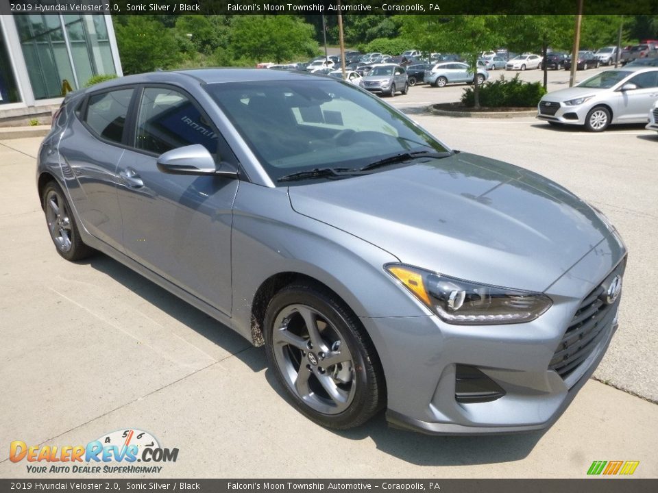 Front 3/4 View of 2019 Hyundai Veloster 2.0 Photo #3