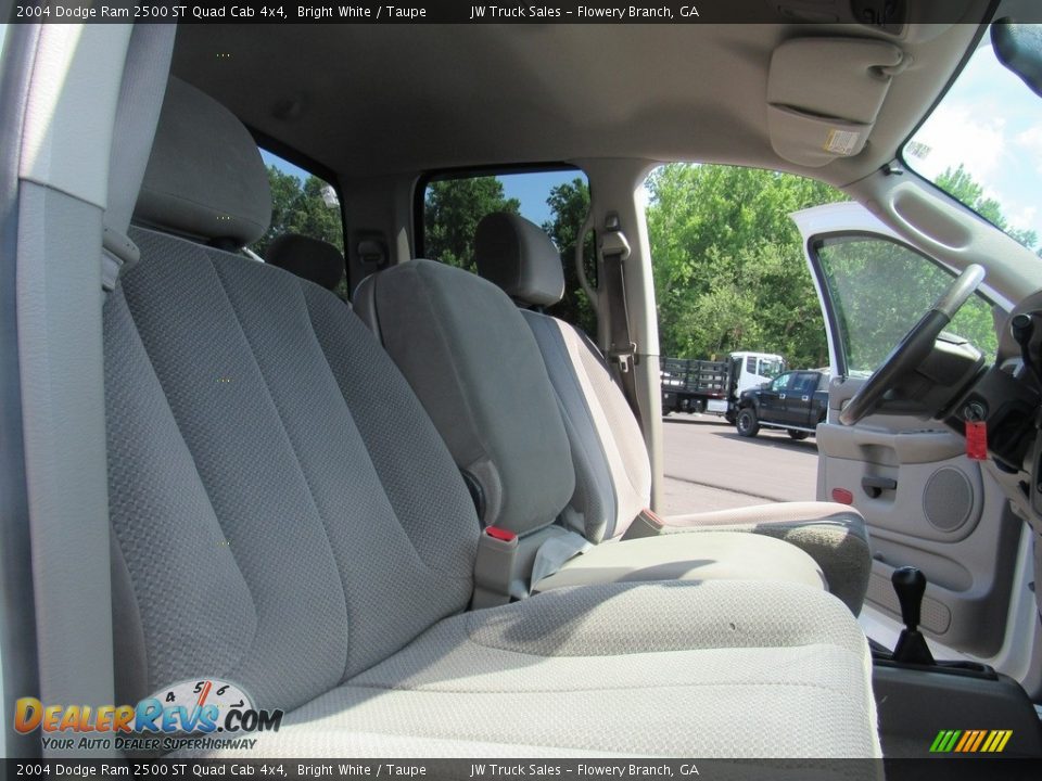 2004 Dodge Ram 2500 ST Quad Cab 4x4 Bright White / Taupe Photo #25