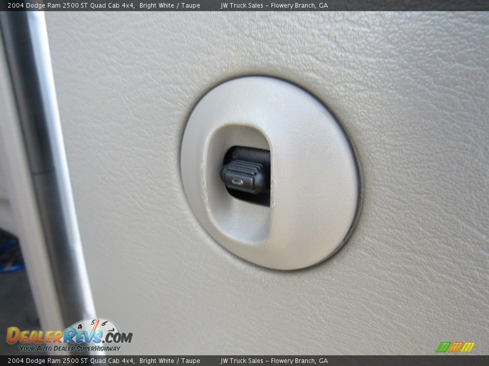 2004 Dodge Ram 2500 ST Quad Cab 4x4 Bright White / Taupe Photo #29
