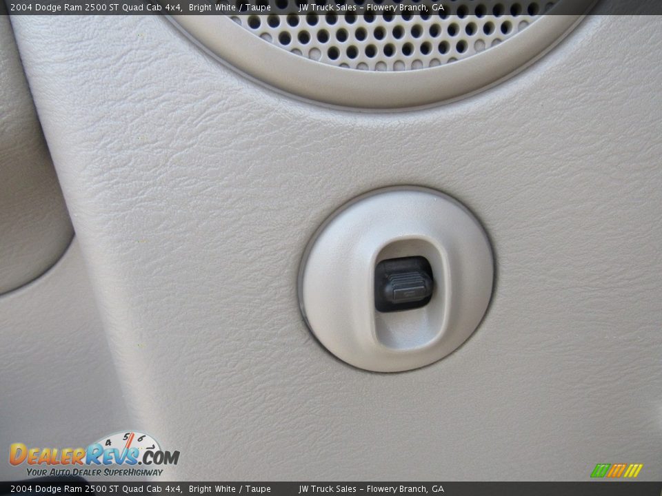 2004 Dodge Ram 2500 ST Quad Cab 4x4 Bright White / Taupe Photo #33