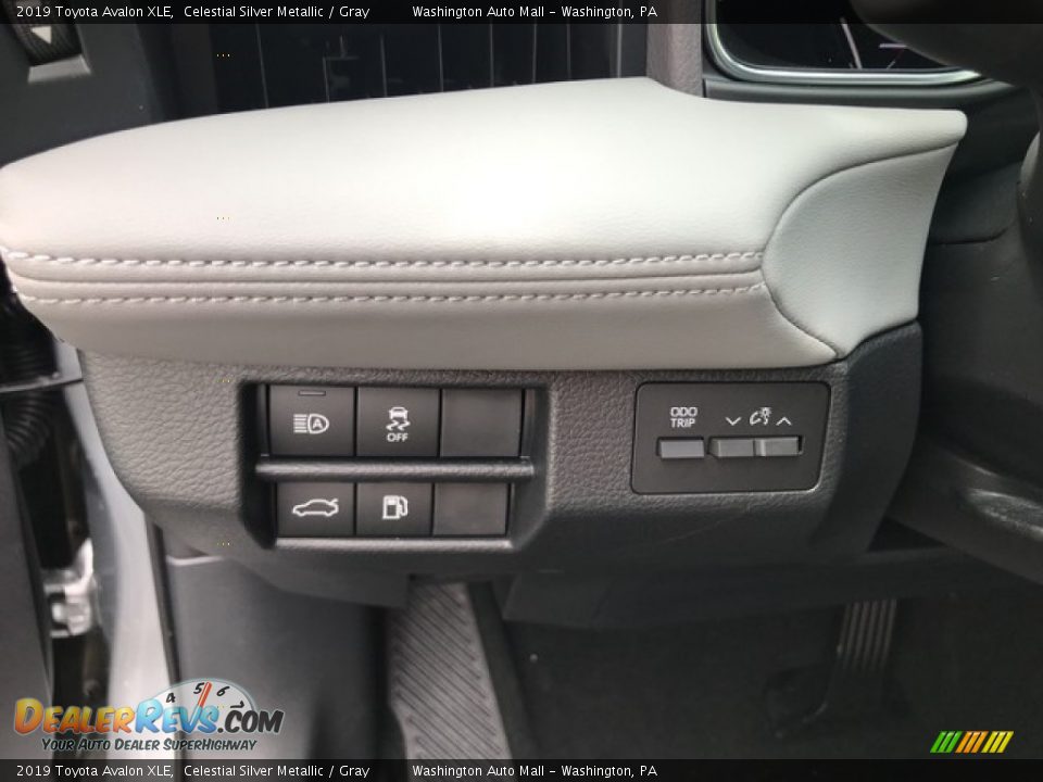 Controls of 2019 Toyota Avalon XLE Photo #17