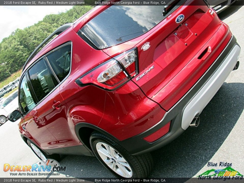 2018 Ford Escape SE Ruby Red / Medium Light Stone Photo #31