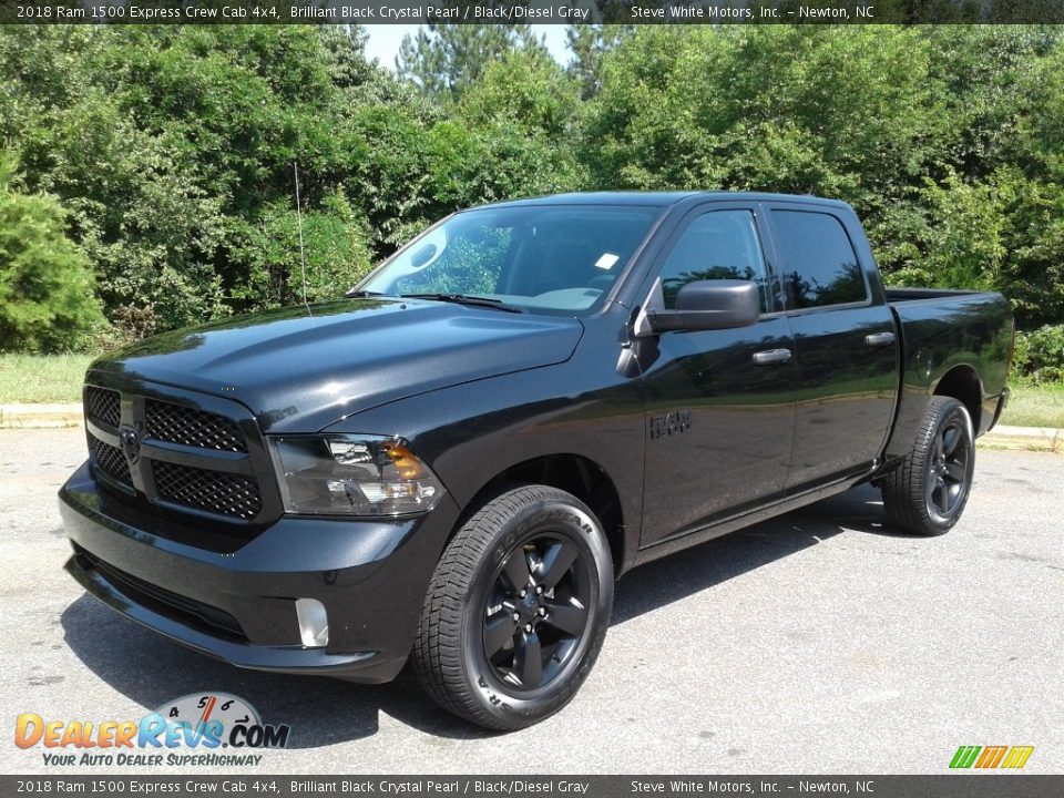 Front 3/4 View of 2018 Ram 1500 Express Crew Cab 4x4 Photo #2