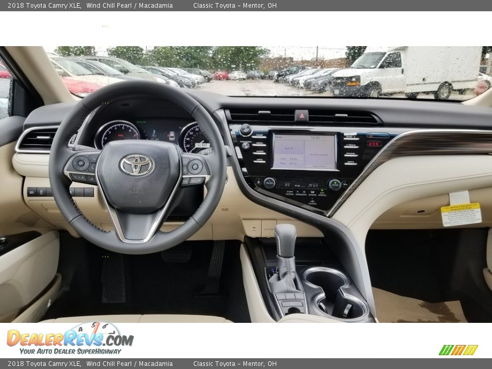 2018 Toyota Camry XLE Wind Chill Pearl / Macadamia Photo #5